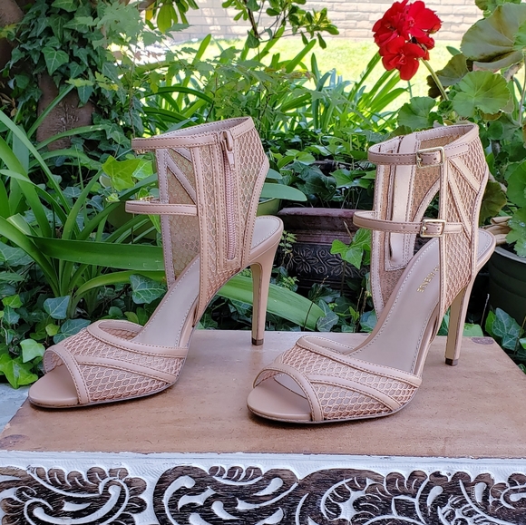 Edgy Chic Diamond Mesh Saks Fifth Avenue Sandals - Picture 4 of 8